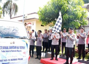 Polresta Manado bersama Humas Polda Sulawesi Utara (Sulut) melakukan aksi kemanusiaan dengan menyelenggarakan program penyaluran air bersih di tiga kecamatan, yaitu Kecamatan Bunaken, Kecamatan Tuminting dan Kecamatan Wanea