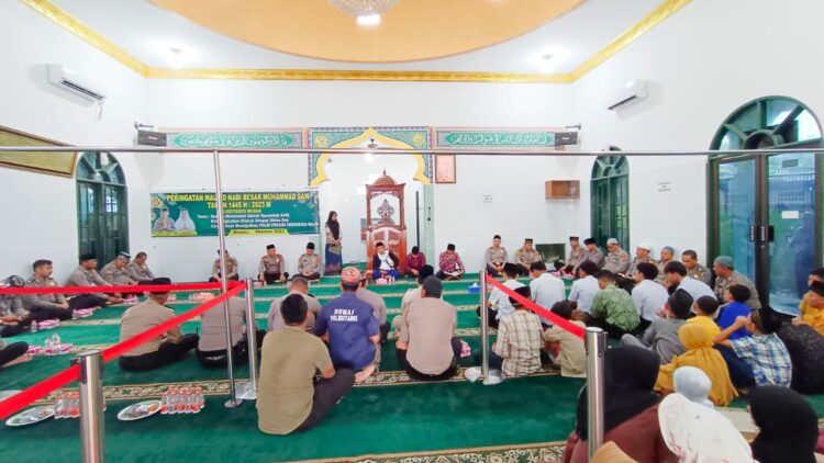 PERINGATI: Personel Polrestabes Medan memperingati Mauli Nabi Besar Muhammad SAW 1445 Hijriah di Masjid Nurul Falah Mapolrestabes, Kamis (5/10/2023).(Foto Dok/Polrestabes)