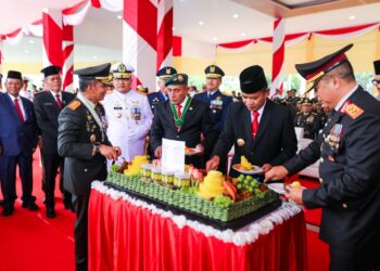 MAKAN NASI TUMPENG: Kapolda Sumut, Irjen Pol Agung Setya Imam Effendi bersama pejabat lainnya makan nasi tumpeng, Kamis (5/10/2023). (Foto Dok/ Polda Sumut)