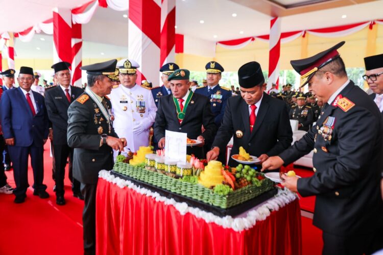 MAKAN NASI TUMPENG: Kapolda Sumut, Irjen Pol Agung Setya Imam Effendi bersama pejabat lainnya makan nasi tumpeng, Kamis (5/10/2023). (Foto Dok/ Polda Sumut)