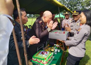 Kabagops Polres Simalungun Kompol Raymond GM Hutagalung SH dan rombongan memberikan kejutan kue dan ucapan Selamat Ulang Tahun TNI ke-78 kepada Komandan Rindam 1/I Bukit Barisan, Kolonel inf Charles Binsar Parulian Sagala SH.MIP.