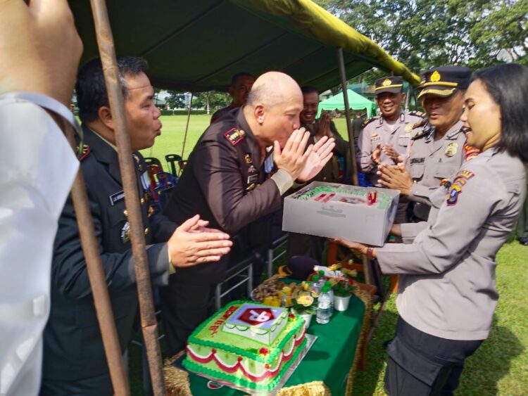 Kabagops Polres Simalungun Kompol Raymond GM Hutagalung SH dan rombongan memberikan kejutan kue dan ucapan Selamat Ulang Tahun TNI ke-78 kepada Komandan Rindam 1/I Bukit Barisan, Kolonel inf Charles Binsar Parulian Sagala SH.MIP.