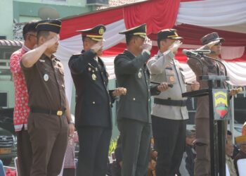 Kapolres Pematangsiantar AKBP Yogen Heroes Baruno SH S.I.K, menghadiri upacara HUT ke-78 Tentara Nasional Indonesia di wilayah Kodim 0207/Simalungun, tepatnya Makodim 0207/Simalungun Pamatang Raya, Kamis (05/10/2023).