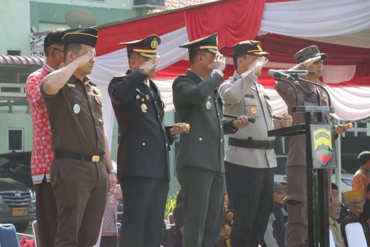 Kapolres Pematangsiantar AKBP Yogen Heroes Baruno SH S.I.K, menghadiri upacara HUT ke-78 Tentara Nasional Indonesia di wilayah Kodim 0207/Simalungun, tepatnya Makodim 0207/Simalungun Pamatang Raya, Kamis (05/10/2023).