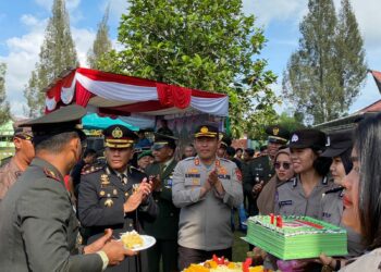 Dandim 0207/Sml Letkol Inf Hadrianus Yossy S.B. S.I.P., M.Han Kamis, 5 Oktober 2023 mendapat kejutan kue ulangtahun dari Kapolres Simalungun AKBP Ronald F.C. Sipayung, S.H., S.I.K., M.H.