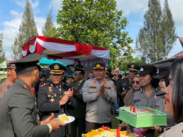 Dandim 0207/Sml Letkol Inf Hadrianus Yossy S.B. S.I.P., M.Han Kamis, 5 Oktober 2023 mendapat kejutan kue ulangtahun dari Kapolres Simalungun AKBP Ronald F.C. Sipayung, S.H., S.I.K., M.H.