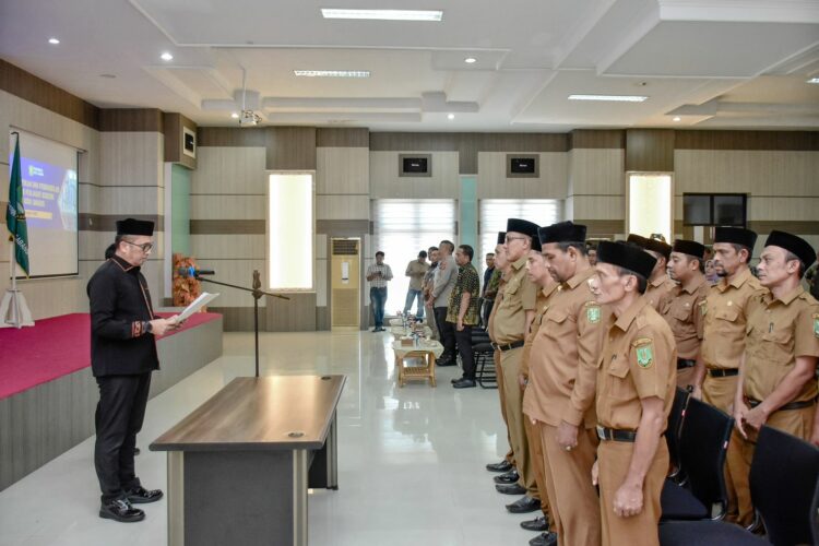 Pj Wali Kota Sabang Reza Fahlevi resmi melantik dan mengambil sumpah 13 orang Penjabat (Pj) Keuchik gampong dalam Kota Sabang periode tahun 2017-2023.