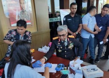 Kapolda Sulut Irjen Pol Setyo Budiyanto saat mendonorkan darahnya