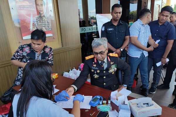 Kapolda Sulut Irjen Pol Setyo Budiyanto saat mendonorkan darahnya