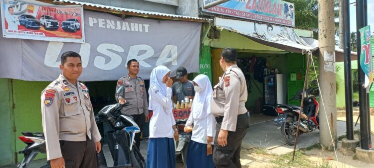 Satgas Penanganan Penyalahgunaan dan Peredaran Gelap Narkotika (P3GN) Polres Dumai melalui Sat Binmas Polres Dumai melakukan Patroli serta Sosialisasi dan Edukasi Terkait Penyalahgunaan dan Peredaran Gelap Narkotika disejumlah pusat keramaian Kota Dumai, Kamis (5/10/2023) malam.