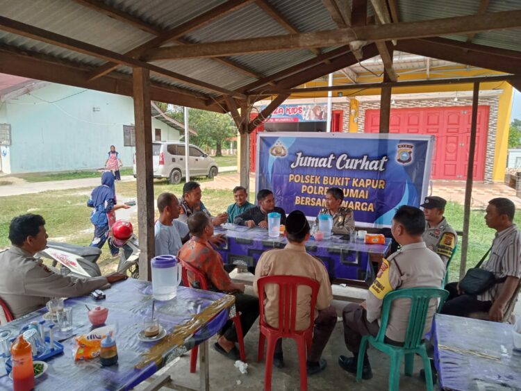 Polsek Bukit Kapur Laksanakan Program Jumat Curhat. Jumat (6/10/2023) bertempat di Kedai Nano Jalan Soekarno - Hatta RT. 012 Kelurahan Bagan Besar Kecamatan Bukit Kapur.