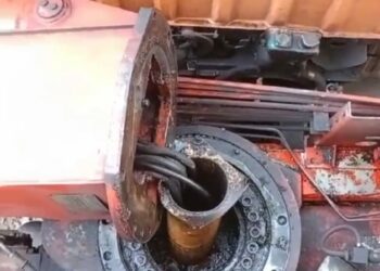 PATAH: Tiang crane patah menimpa operator hingga tewas, Kamis (5/10/2023). (Foto Dok/Warga)