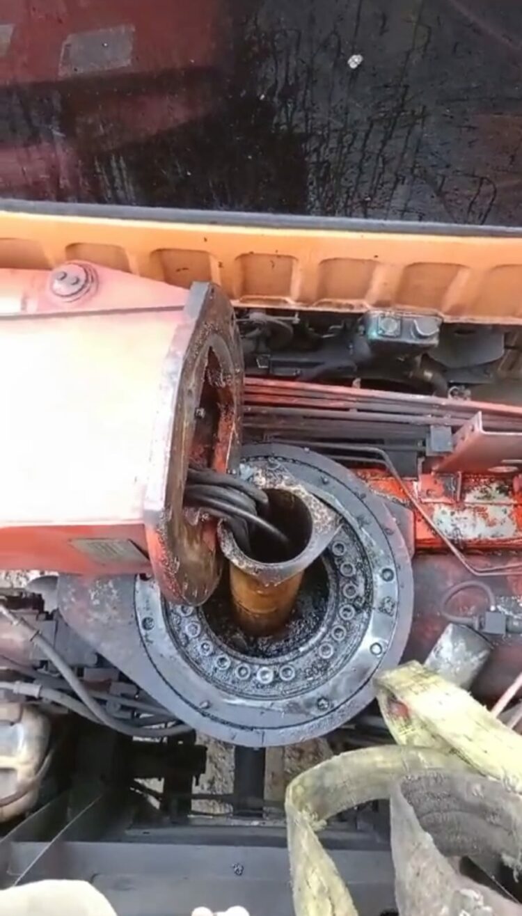 PATAH: Tiang crane patah menimpa operator hingga tewas, Kamis (5/10/2023). (Foto Dok/Warga)