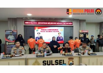 Kapolda Sulsel Irjen Pol Drs. Setyo Boedi Moempoeni Harso melaksanakan Konferensi Pers Kasus tindak pidana pembunuhan berencana yang menyebabkan 3 Korban meninggal dunia di Kab .Gowa. Jumat (06/10/2023) di Mapolda Sulsel.