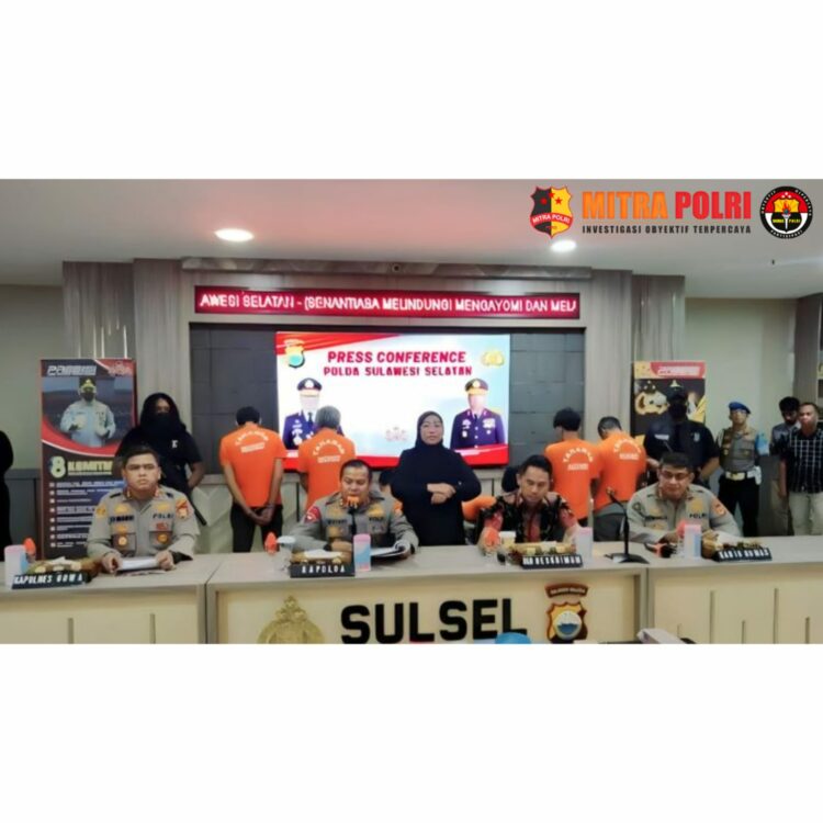 Kapolda Sulsel Irjen Pol Drs. Setyo Boedi Moempoeni Harso melaksanakan Konferensi Pers Kasus tindak pidana pembunuhan berencana yang menyebabkan 3 Korban meninggal dunia di Kab .Gowa. Jumat (06/10/2023) di Mapolda Sulsel.