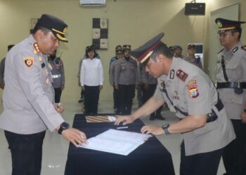 Upacara penyerahan jabatan di lingkungan Polresta Manado pada Jumat siang, 7 Oktober 2023, di Aula Polresta Manado berlangsung dengan penuh hikmat. Kapolresta Manado, Kombes Pol Julianto P. Sirait, S.H., S.I.K., memimpin langsung seremoni tersebut.