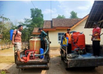Inovasi para kepala desa di Kecamatan Mesuji Makmur Kabupaten Ogan Komering Ilir dalam menanggulangi Kebakaran Hutan dan Lahan dengan menyulap mobil bak terbuka jadi armada pemadam kebakaran.