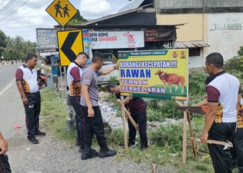 Spanduk himbauan Kamseltibcar Lantas di pasang di Lokasi rawan pelanggaran lalu lintas serta beberapa titik Daerah rawan Kecelakaan Lalulintas di sepanjang jalan Arongan Lambalek Kabupaten Aceh Barat.