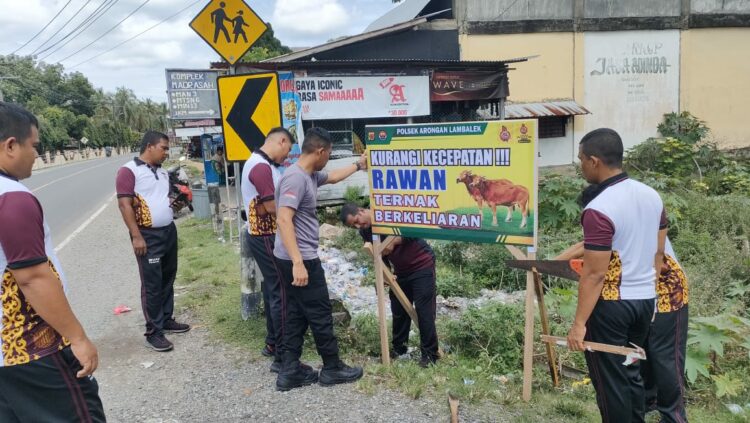 Spanduk himbauan Kamseltibcar Lantas di pasang di Lokasi rawan pelanggaran lalu lintas serta beberapa titik Daerah rawan Kecelakaan Lalulintas di sepanjang jalan Arongan Lambalek Kabupaten Aceh Barat.