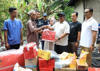 Pj Bupati Aceh Utara Mahyuzar menyerahkan bantuan korban kebakaran rumah di Gampong Peureupok, Kecamatan Paya Bakong, Kabupaten Aceh Utara, Sabtu 07 Oktober 2023.