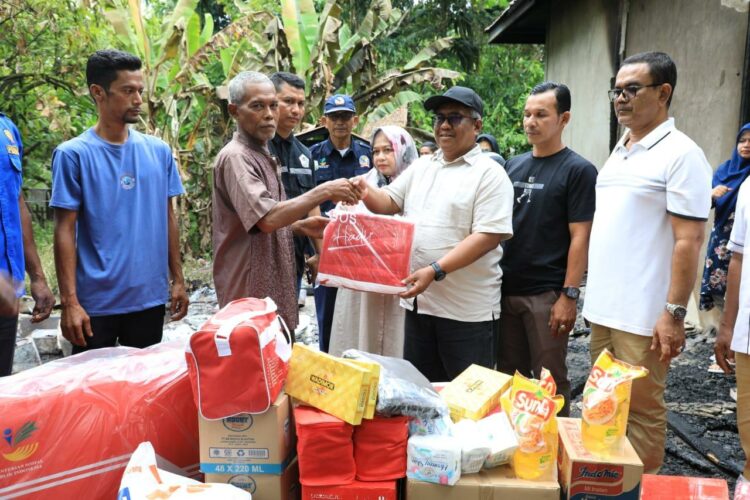 Pj Bupati Aceh Utara Mahyuzar menyerahkan bantuan korban kebakaran rumah di Gampong Peureupok, Kecamatan Paya Bakong, Kabupaten Aceh Utara, Sabtu 07 Oktober 2023.