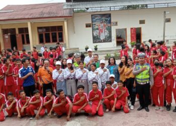 Kanit Kamsel Polres Siantar Ipda Lukman A. Sinaga melaksanakan penyuluhan atau sosialiasi tertib berlalu lintas di SMK GKPI, Jalan D.I Panjaitan, Kecamatan Siantar Marihat, Kota Pematangsiantar, Sabtu (07/10/2023) sekira pukul 07.30 Wib.