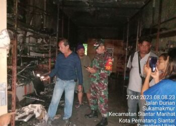 Personel piket Polsek Siantar Marihat, Polres Pematangsiantar respon masyarakat dengan turun melakukan Olah Tempat Kejadian Perkara (TKP) kebakaran rumah toko (Ruko) di Jalan Durian, Kelurahan Suka Maju, Kecamatan Siantar Marihat, Kota Pematangsiantar, Sabtu, (07/10/2023) sekira pukul 07.15 Wib.