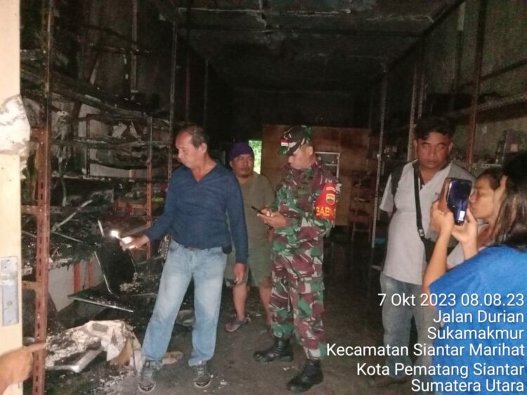 Personel piket Polsek Siantar Marihat, Polres Pematangsiantar respon masyarakat dengan turun melakukan Olah Tempat Kejadian Perkara (TKP) kebakaran rumah toko (Ruko) di Jalan Durian, Kelurahan Suka Maju, Kecamatan Siantar Marihat, Kota Pematangsiantar, Sabtu, (07/10/2023) sekira pukul 07.15 Wib.