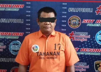 DIAMANKAN : Tersangka BS (39), terduga pengedar sabu berikut barang bukti diamankqn di Satnarkoba Polres Sergai, Jumat (6/10/2023). (Foto Dok/Sie Humas)