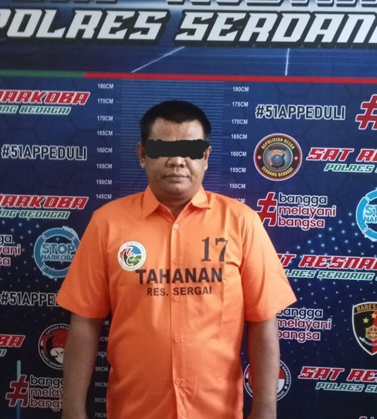 DIAMANKAN : Tersangka BS (39), terduga pengedar sabu berikut barang bukti diamankqn di Satnarkoba Polres Sergai, Jumat (6/10/2023). (Foto Dok/Sie Humas)