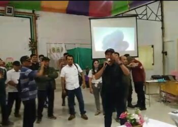 Sejumlah orang yang mengaku anggota PPNI (Persatuan Perawat Nasional Indonesia) beraksi damai saat pelaksanaan musyawarah daerah (Musda) pengangkatan ketua PPNI Nias Barat di hall tokosa, Sabtu 07/10/2023.