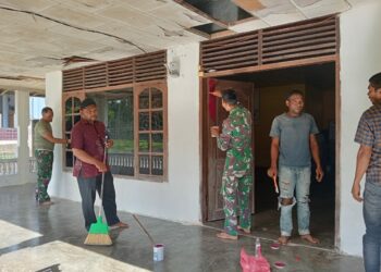Tim Satgas TNI Manunggal Membangun Desa (TMMD) Reguler ke 118 tahun 2023, Kodim 0103/Aceh Utara, bersama warga Desa Lancok, Kecamatan Sawang, terus melaksanakan pengecatan meunasah didesa setempat, Sabtu (08/10/2023).