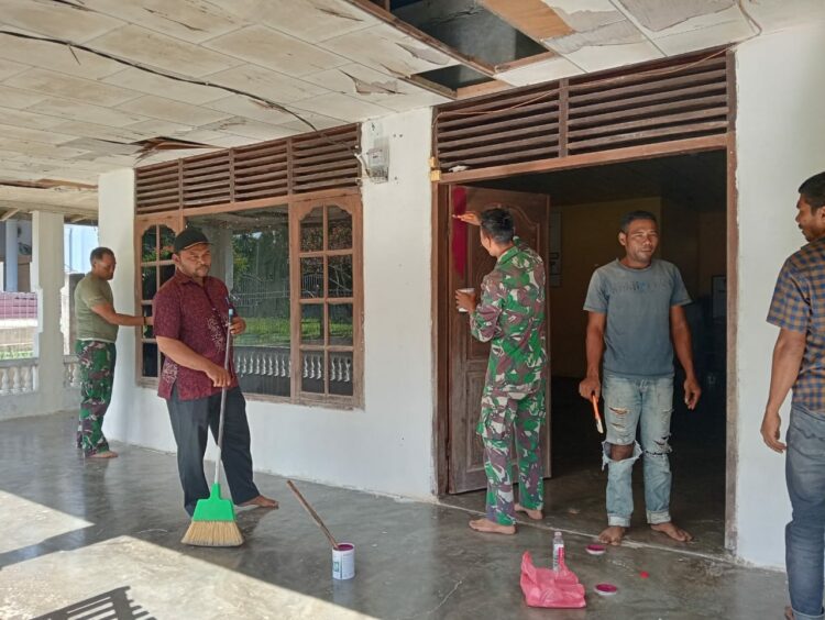 Tim Satgas TNI Manunggal Membangun Desa (TMMD) Reguler ke 118 tahun 2023, Kodim 0103/Aceh Utara, bersama warga Desa Lancok, Kecamatan Sawang, terus melaksanakan pengecatan meunasah didesa setempat, Sabtu (08/10/2023).