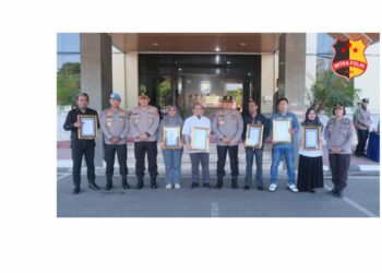 Kapolda Sulsel Irjen Pol Drs. Setyo Boedi Moempoeni Harso, S.H., M.Hum memberikan penghargaan kepada sejumlah media dan awak media yang berkontribusi dalam pemberitaan yang Positif dan kondusif. Pelaksanaannya di gelar di lapangan Upacara Mapolda Sulsel, Senin, (09/10/2023)