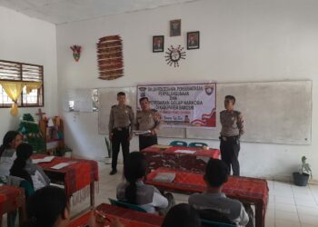 KBO Sat Binmas Aipda HL Situmorang bersama dua rekannya secara langsung memberikan bimbingan dan sosialisasi kepada siswa/siswi SMA Negeri 1 Ronggurnihuta mengenai bahaya narkoba dan dampak negatifnya