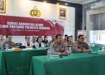 Kapolresta Manado, Kombes Pol Julianto P. Sirait, S.H., S.I.K, bersama Kabid Dokkes Polda Sulut, menerima kunjungan istimewa dari Tim Surveyor Akreditasi Klinik yang terdiri dari dr. Luisa Mathilda Pongayow, M.Kes, dan dr. Rina Widayati, M.Kes. Kedua tim tersebut berkunjung ke Polresta Manado untuk melaksanakan survei akreditasi Klinik Pratama yang berada di lingkungan Polresta Manado, Senin (9/10/2023).