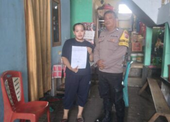 Bhabinkamtibmas Polsek Tuminting melakukan tindak lanjut terhadap kasus pencemaran nama baik melalui media sosial (Medsos). Pada hari Senin, tanggal 09 Oktober 2023, jam 10.05 Wita, Aiptu R Waloni melaksanakan Giat Problem Solving di Kelurahan Mahawu Link 1, Kecamatan Tuminting.
