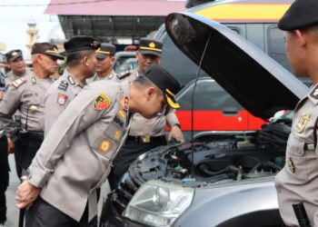 PERIKSA KENDARAAN: Kapolresta Deliserdang AKBP Raphael Sandhy Cahya Priambodo S.IK memeriksa kendaraan patroli jelang Pemilu 2024 di Lapangan Apel Mapolresta Deliserdang, Senin (9/10/2023). (Foto Dok/ Polresta DS)