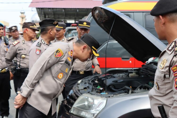 PERIKSA KENDARAAN: Kapolresta Deliserdang AKBP Raphael Sandhy Cahya Priambodo S.IK memeriksa kendaraan patroli jelang Pemilu 2024 di Lapangan Apel Mapolresta Deliserdang, Senin (9/10/2023). (Foto Dok/ Polresta DS)
