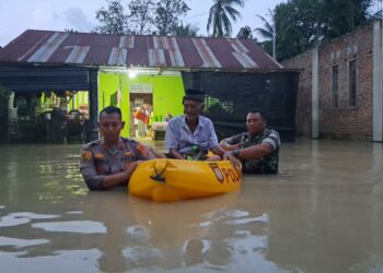 Sampan tradisional menjadi alternatif transportasi masyarakat serta warga harus menggunakan jalan alteratif lainnya untuk bepergian guna melakukan kegiatan sehari-hari.