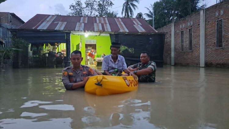 Sampan tradisional menjadi alternatif transportasi masyarakat serta warga harus menggunakan jalan alteratif lainnya untuk bepergian guna melakukan kegiatan sehari-hari.