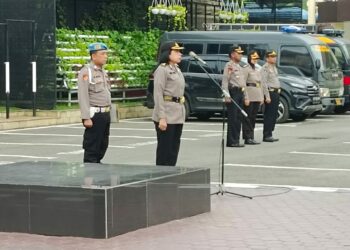 BERI PENGARAHAN: Kasi Humas Polrestabes Medan Kompol Riama Ernawati br Siahaan SE memimpin apel sekaligus memberikan pengarahan terhadap personel di Mapolrestabes, Selasa (10/10/2023).(Foto Dok/Polrestabes)