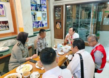 ANJANGSANA: Kasat Binmas Polrestabes Medan Kompol Kamdani melaksanakan anjangsana ke tokoh masyarakat, Dr Rahmat Shah di Jalan S Parman Medan, Senin (9/10/2023).(Foto Dok/Polrestabes)