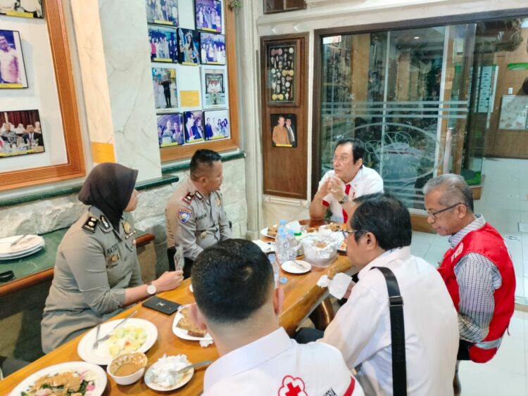 ANJANGSANA: Kasat Binmas Polrestabes Medan Kompol Kamdani melaksanakan anjangsana ke tokoh masyarakat, Dr Rahmat Shah di Jalan S Parman Medan, Senin (9/10/2023).(Foto Dok/Polrestabes)