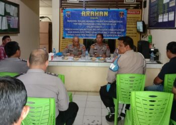 SAMBUTAN : Kapolsek Tanjungberingin, AKP Tobat Sihombing memberikan sambutan saat menerima Kunker Tim Mitigasi Sie Propam Polres Sergai dipimpin Kasi Propam, AKP Adi Santika, Selasa (10/10/2023). (Foto Dok/AKP Tobat Sihombing)