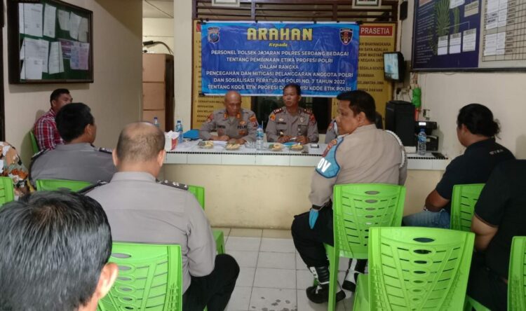 SAMBUTAN : Kapolsek Tanjungberingin, AKP Tobat Sihombing memberikan sambutan saat menerima Kunker Tim Mitigasi Sie Propam Polres Sergai dipimpin Kasi Propam, AKP Adi Santika, Selasa (10/10/2023). (Foto Dok/AKP Tobat Sihombing)