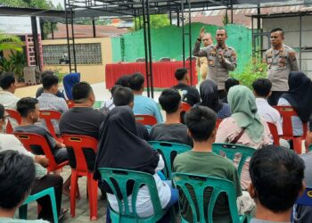 PEMBINAAN : Kapolres Sergai, AKBP Oxy Yudha Pratesta didampingi Kapolsek Perbaungan AKP M Pandiangan, Camat Peebaungan M Fahmi memberikan pembinaan kepada remaja anggota genk motor dengan didampingi para orangtua masing-masing, agar ke depan tidak mengulangi perbuatannya," Selasa (10/10/2023).