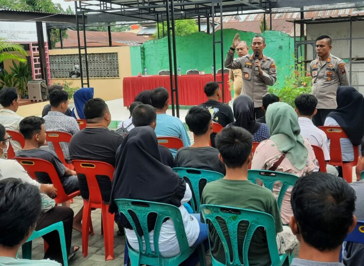 PEMBINAAN : Kapolres Sergai, AKBP Oxy Yudha Pratesta didampingi Kapolsek Perbaungan AKP M Pandiangan, Camat Peebaungan M Fahmi memberikan pembinaan kepada remaja anggota genk motor dengan didampingi para orangtua masing-masing, agar ke depan tidak mengulangi perbuatannya," Selasa (10/10/2023).