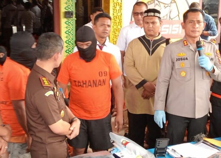 Memaparkan : Kapolres Belawan AKBP Josua Tampubolon memaparkan kronologis ditangkapnya dua pria terduga pelaku perampokan satu kontainer roko, Selasa (10/10/2023).(Foto Dok/ Polres Belawan)