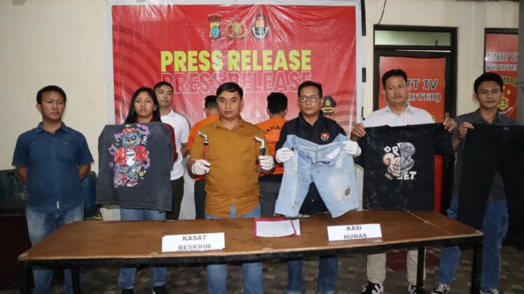 Polresta Manado melakukan press release terkait kasus penganiayaan yang terjadi di kawasan Mega Mas pada hari Minggu, 8 Oktober 2023.